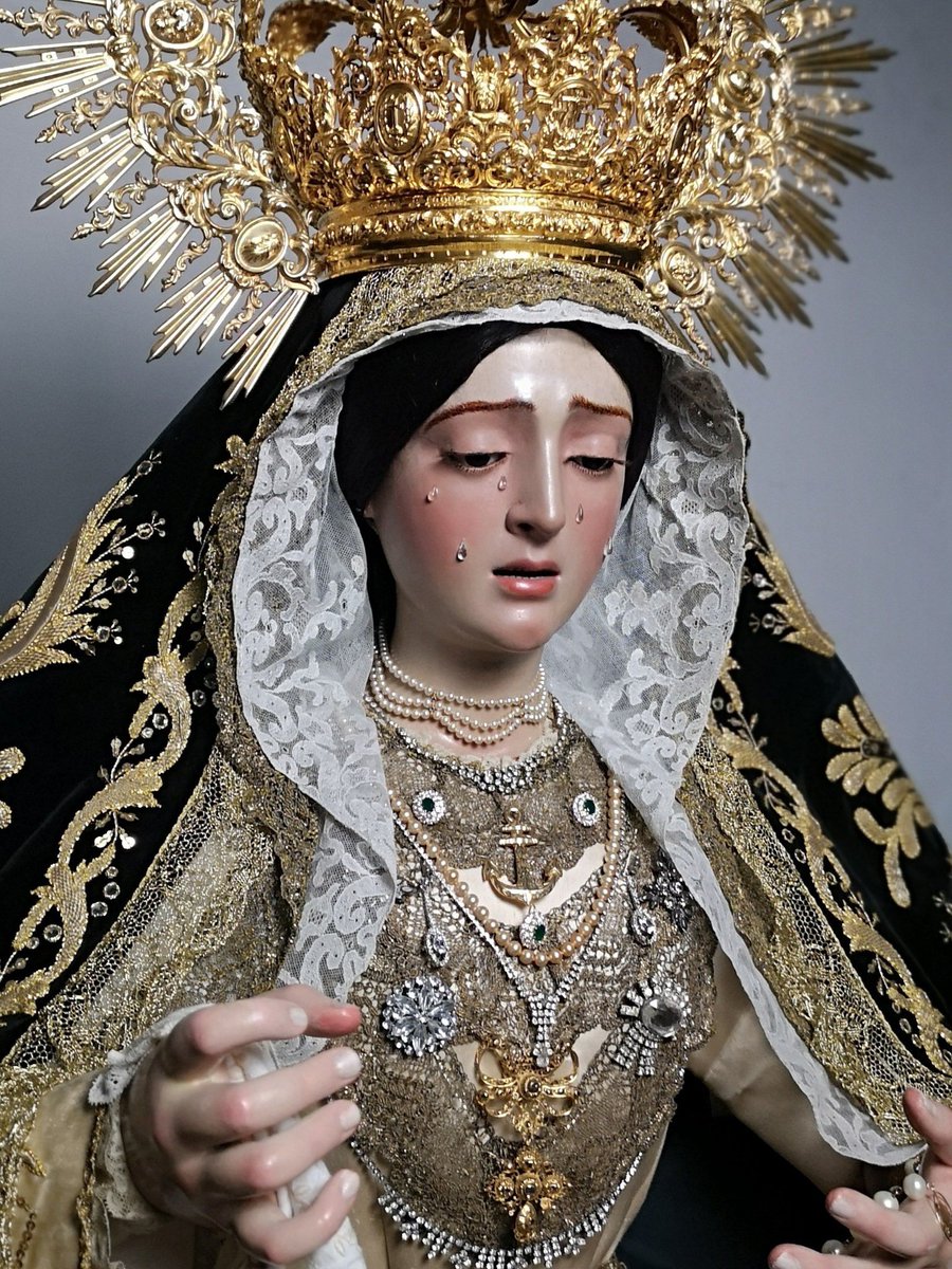 Virgen de la Esperanza de Marchena vestida para la coronación de la Soledad.