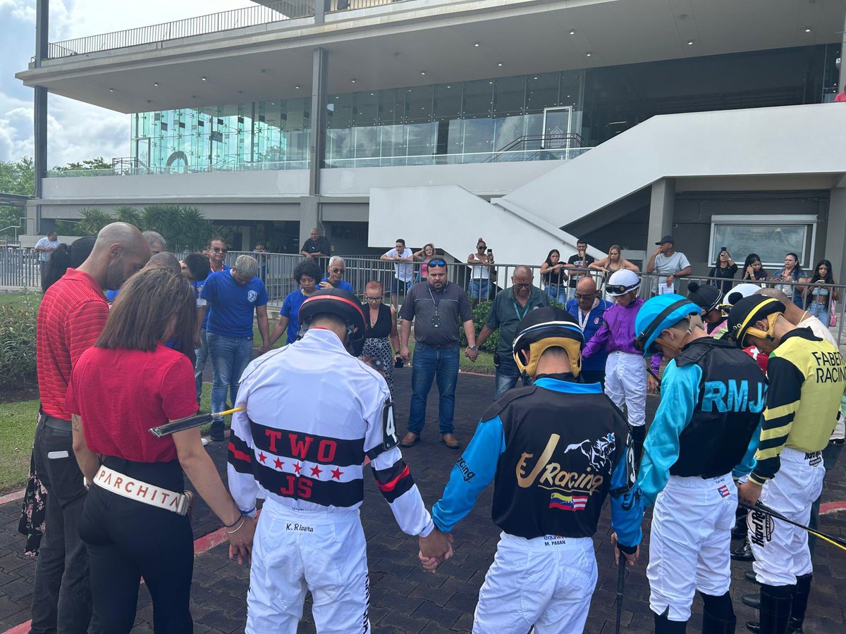 Hoy participamos en la cuarta carrera de práctica vespertina de nuestra Escuela Vocacional Hípica AMR. Nuestro director ejecutivo interino, Lcdo. Juan Carlos Santaella Marchán, estuvo presente apoyando a los futuros jinetes en su ejercicio en la pista. 🏇🏻👏 

#ComisiónDeJuegosPR