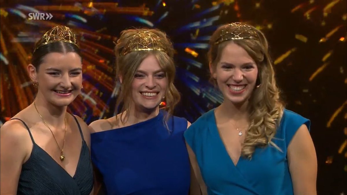 weininstitut's tweet photo. Die 76. Deutsche #Weinkönigin heißt Charlotte Weihl (mittig) und stammt aus der PFALZ; Julia Lambrich #Mittelrhein (re) und Katharina Gräff #Nahe wurden zu Deutschen Weinprinzessinnen 2024/2025 gekrönt! Mehr: https://t.co/qtf9Qhrvpk https://t.co/ZyjibTt3Fm