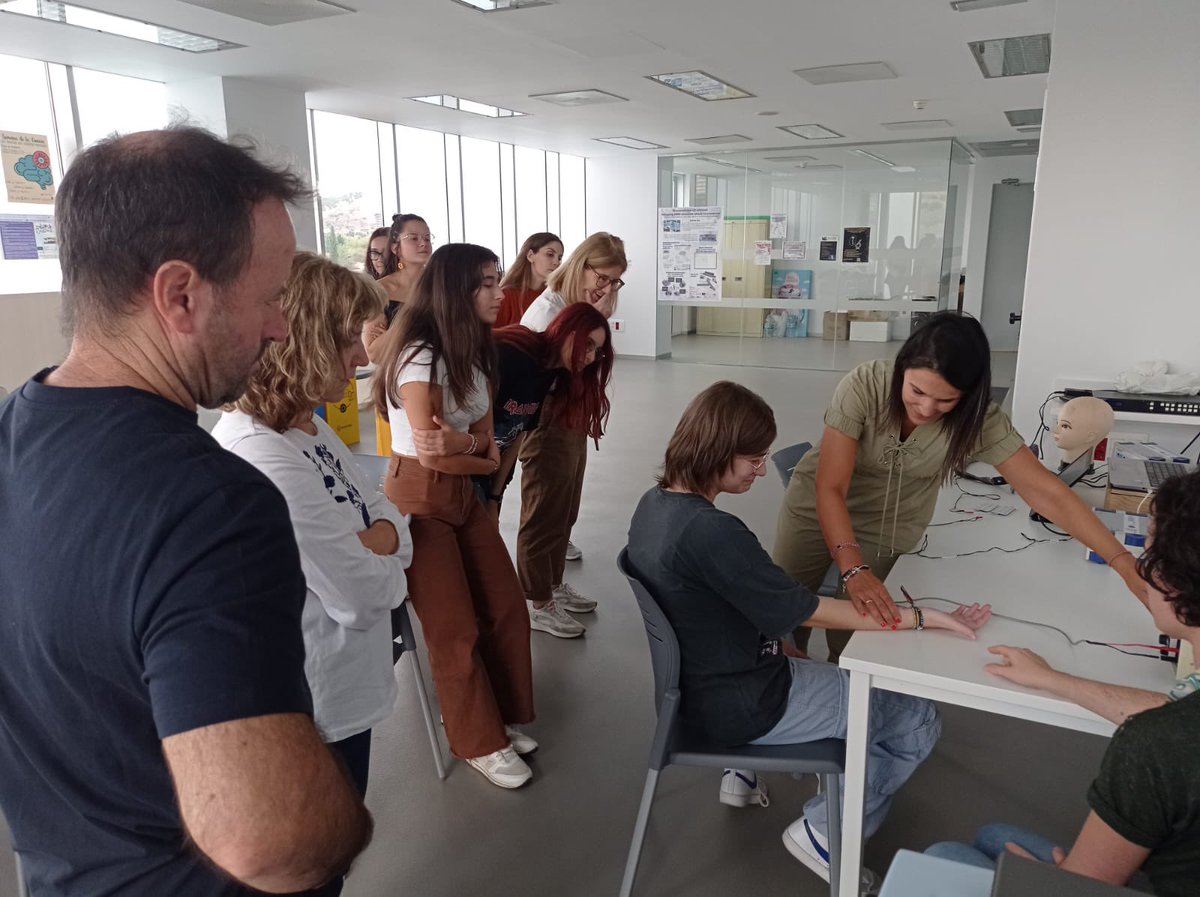 HNParaplejicos's tweet photo. Gran éxito de la Noche de los Investigación con @HNPdivulga1 Mentes curiosas asomándose en los laboratorios a  “Una ventana a tu Sistema Nervioso” y 
“Leyendo tu cerebro” https://t.co/NREmnaIPWi