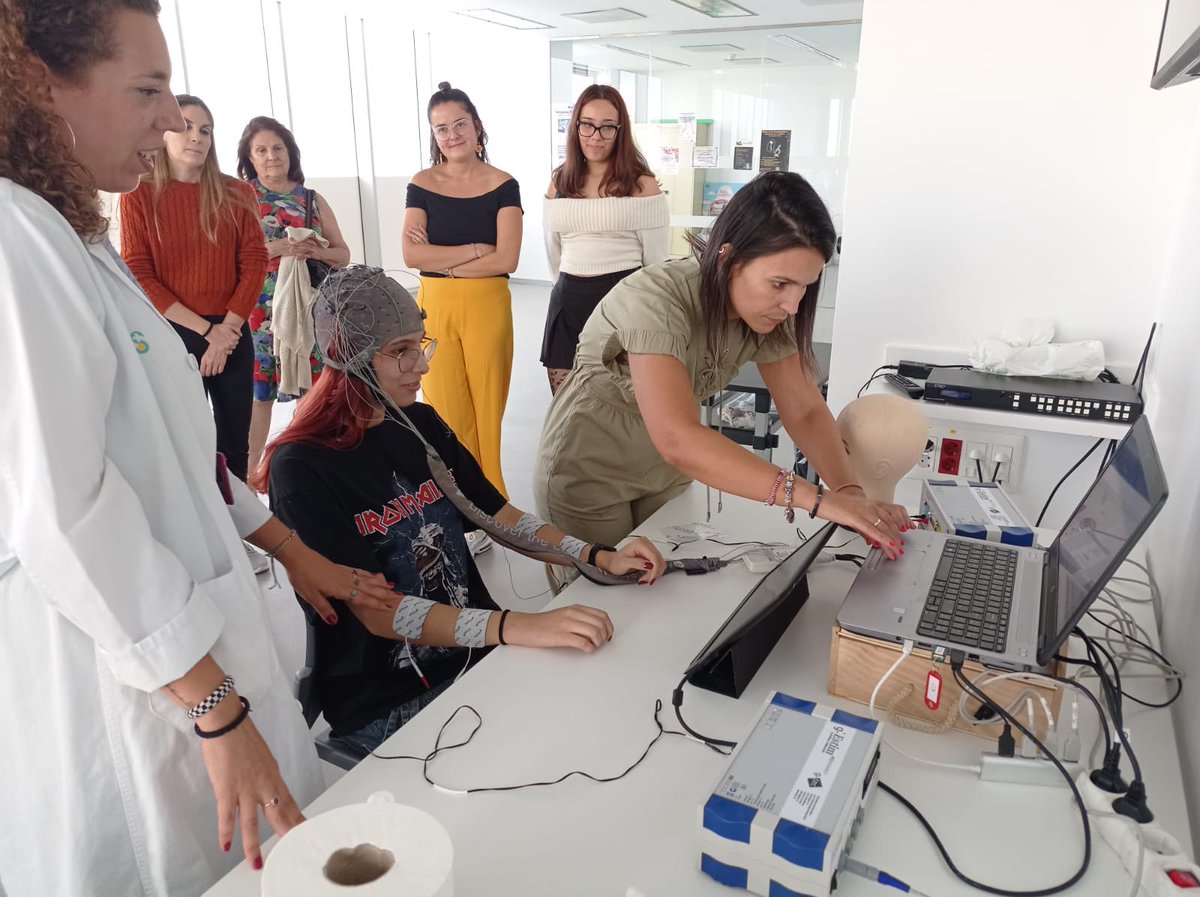 HNParaplejicos's tweet photo. Gran éxito de la Noche de los Investigación con @HNPdivulga1 Mentes curiosas asomándose en los laboratorios a  “Una ventana a tu Sistema Nervioso” y 
“Leyendo tu cerebro” https://t.co/NREmnaIPWi