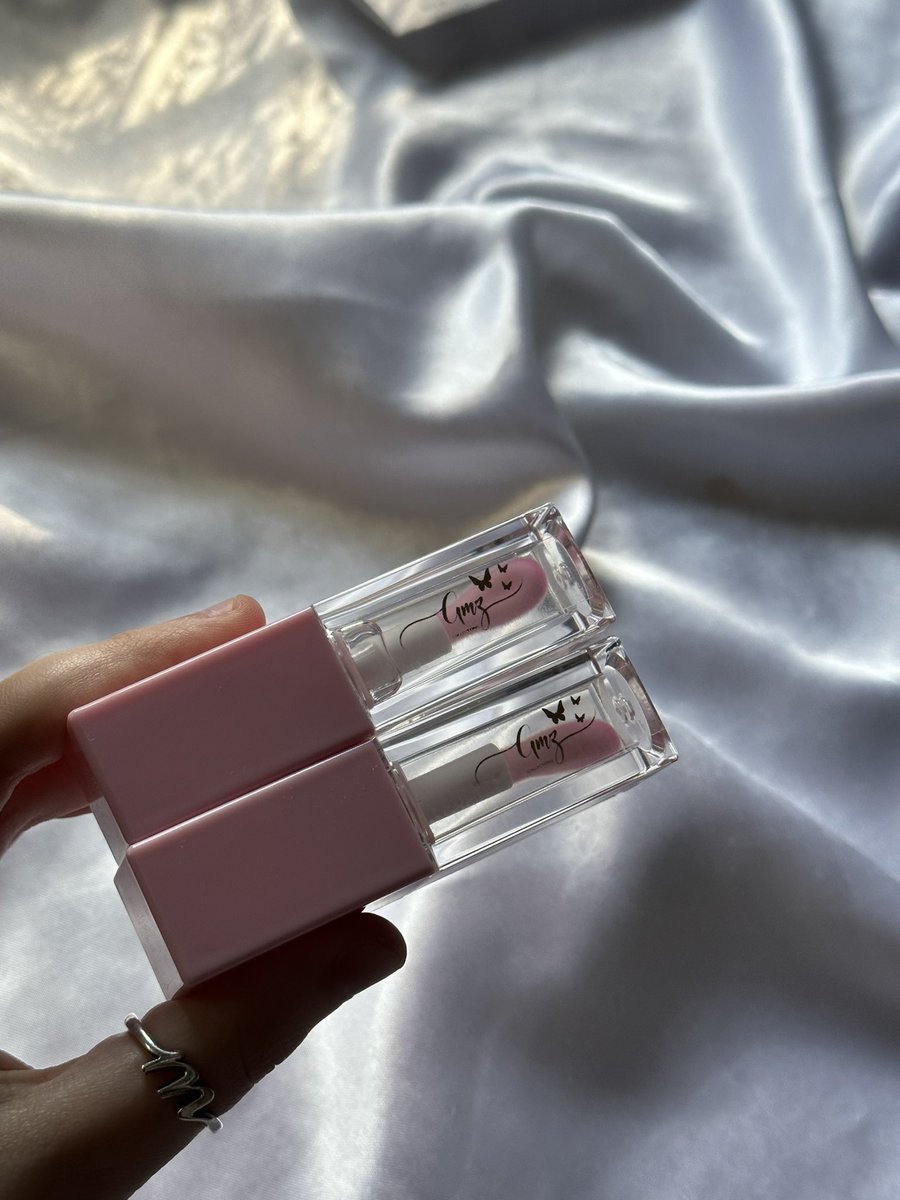 GmzCollections's tweet photo. color changing lip oils are back in stock! 🎀

this lip oil applies on buttery smooth + has a long lasting shine ✨ 

once the glossy finish wears off, you will be left with the perfect hot pink lip stain up to 8 hours after application! 🩷

shop here: 
https://t.co/LcIS2Vn3pL https://t.co/Ddkl3UDNeN