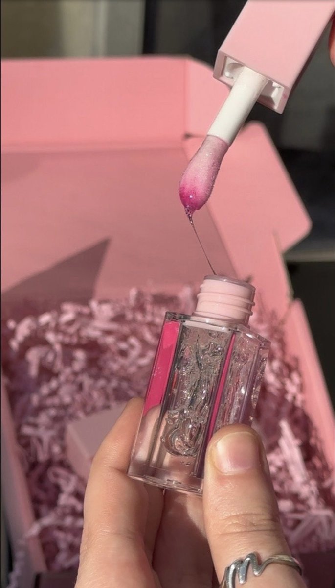 GmzCollections's tweet photo. color changing lip oils are back in stock! 🎀

this lip oil applies on buttery smooth + has a long lasting shine ✨ 

once the glossy finish wears off, you will be left with the perfect hot pink lip stain up to 8 hours after application! 🩷

shop here: 
https://t.co/LcIS2Vn3pL https://t.co/Ddkl3UDNeN