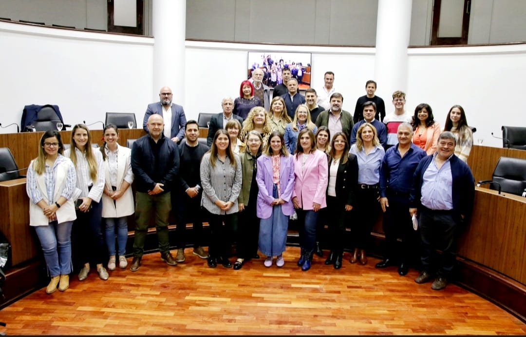 4° FORO DE CONCEJALES DEL ÁREA METROPOLITANA 
Con el objetivo de capacitarnos y seguir trazando líneas de trabajo en conjunto, el encuentro abordó temática la como conectividad, infraestructura vial, manejo de residuos, empleo genuino y desarrollo productivo.
<a href="/ConcejoSantaFe/">Concejo Municipal SF</a>