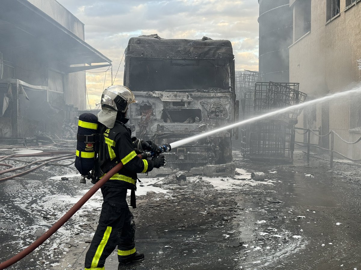 112cmadrid's tweet photo. @ProteValdemoro Los #BomberosCM seguirán toda la noche removiendo y enfriando el material y enseres acumulados en el exterior e inmediaciones de la nave industrial afectada por el incendio que se ha declarado esta tarde.
📍 Polígono #Valmor. https://t.co/vBhKB6eYh1