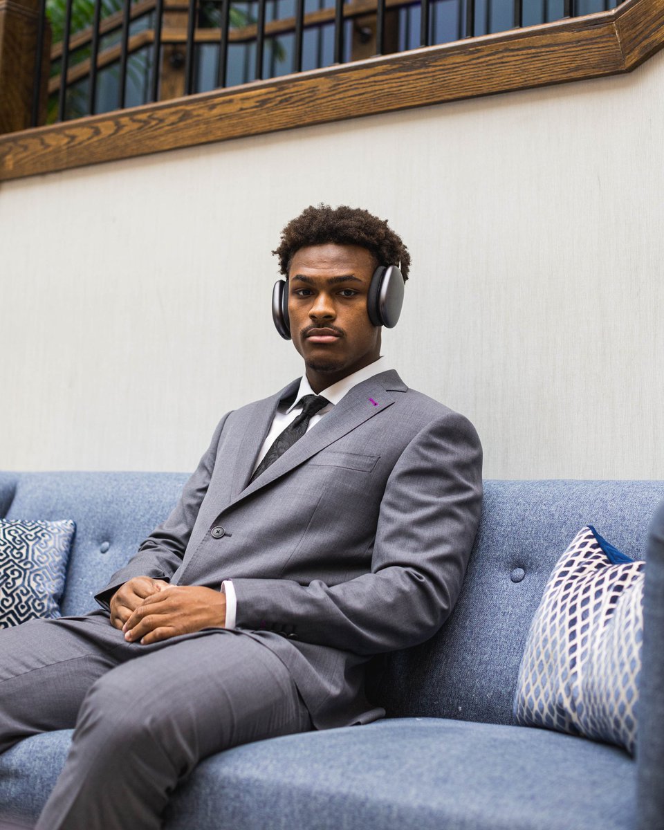 UW_Football's tweet photo. Business Attire 👔🙌 https://t.co/siMrXKcEdN