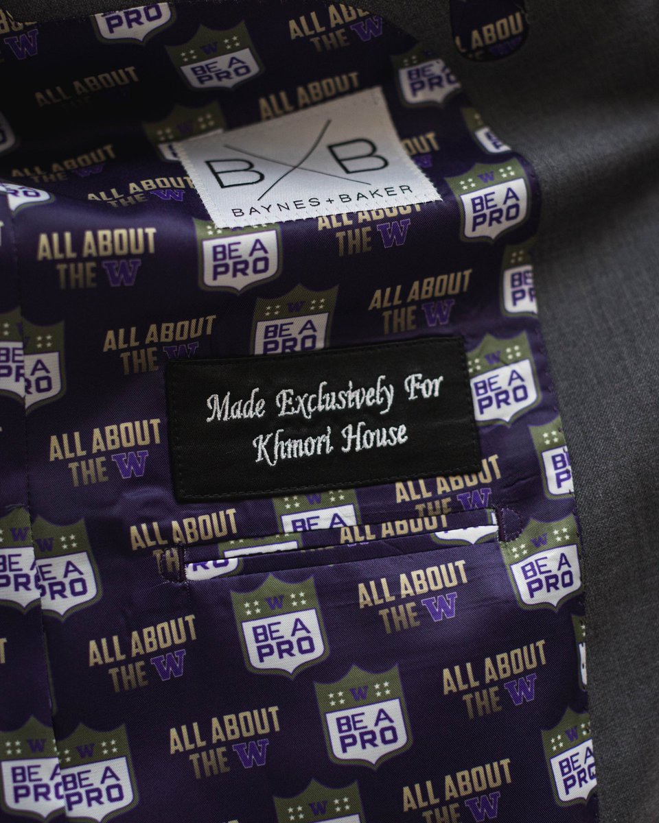 UW_Football's tweet photo. Business Attire 👔🙌 https://t.co/siMrXKcEdN