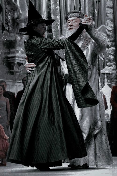 No dejo de pensar que Michael Gambon se fue justo hace un año, vino por Maggie para seguir bailando juntos 🥺🪄