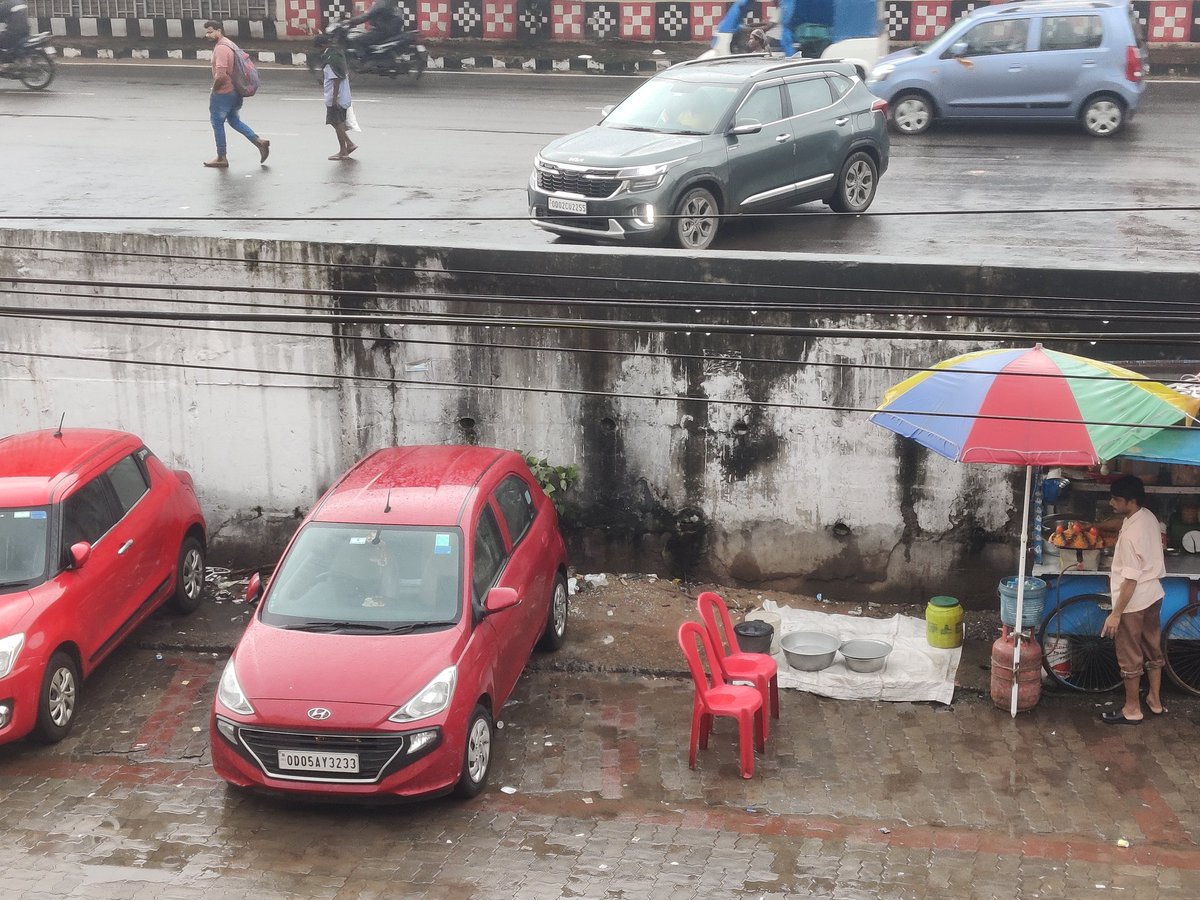 Manubbsr's tweet photo. @bmcbbsr @SwachhBharatGov @HUDDeptOdisha Near Ashok nagar puja mandap..drain occupied by street vendor..creating water logging n parking problem.plz take action .thanks https://t.co/WX2Lr7zgtL