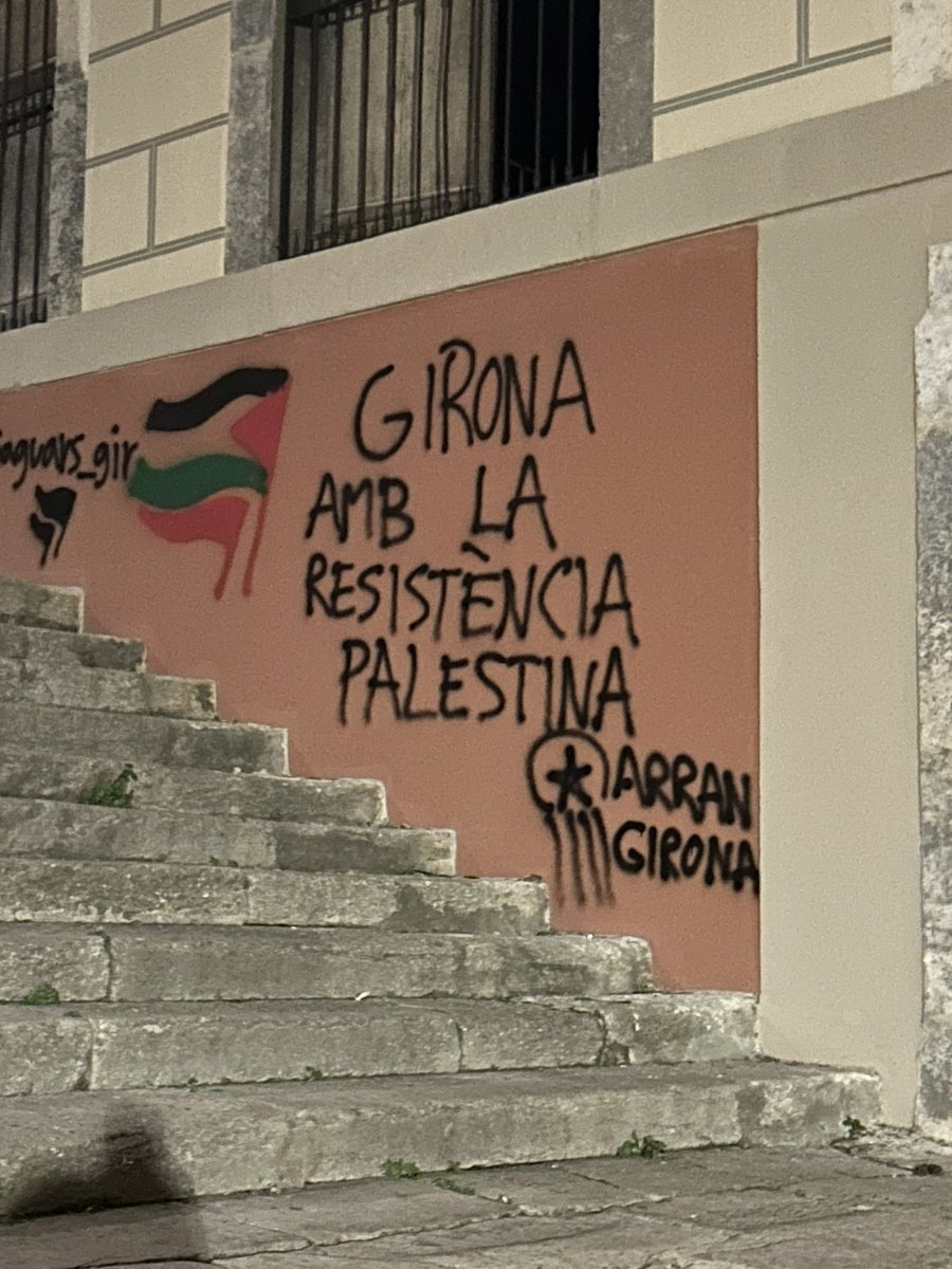 JVerayCama's tweet photo. Avui @Girona_Cat deu tenir 337.000 raons per preocupar-se i segur que cap d’elles és per això. Prou permissivitat!!! 
Vàrem aprovar una moció (per unanimitat) per lluitar contra les pintades, actueu!!!.
Les pintades embruten i no ajuden a la imatge de la ciutat. https://t.co/Q01PA2MoV5