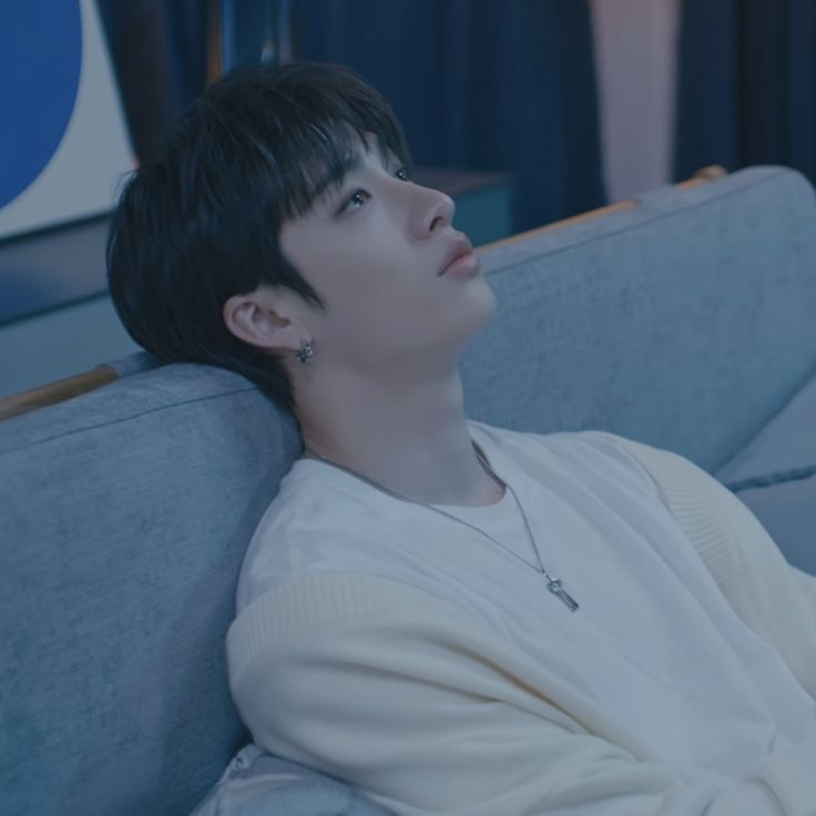 oneiricalien's tweet photo. 「💙」Blue . .⃗ .  binchan au ༉‧₊˚✧ . ˚ 
Changbin no necesitaba un alfa para ser fuerte. Chan quería a su omega para estar completo.

Pero los dioses son caprichosos y el destino impredecible, ¿qué pasará cuando crucen sus caminos bajo la misteriosa luz azul? https://t.co/qLcbey27xt