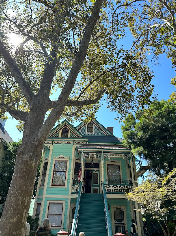 CMKValenzuela's tweet photo. The D4 team had the best time venturing through the historic homes of the Boulevard Park Neighborhood last weekend! All of the homes were breathtakingly beautiful, and it was clear that the people who reside in them have immense love and appreciation for their beauty. https://t.co/ul8slsZ5lD