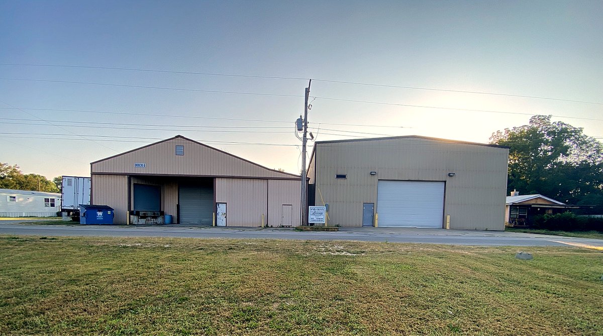SummitRealEst's tweet image. New listing! Well-located warehouse buildings for sale in Vincennes, IN. Call Richard Clements for details at 812.426.1070.
summitrealestate.us/listings/2409-…