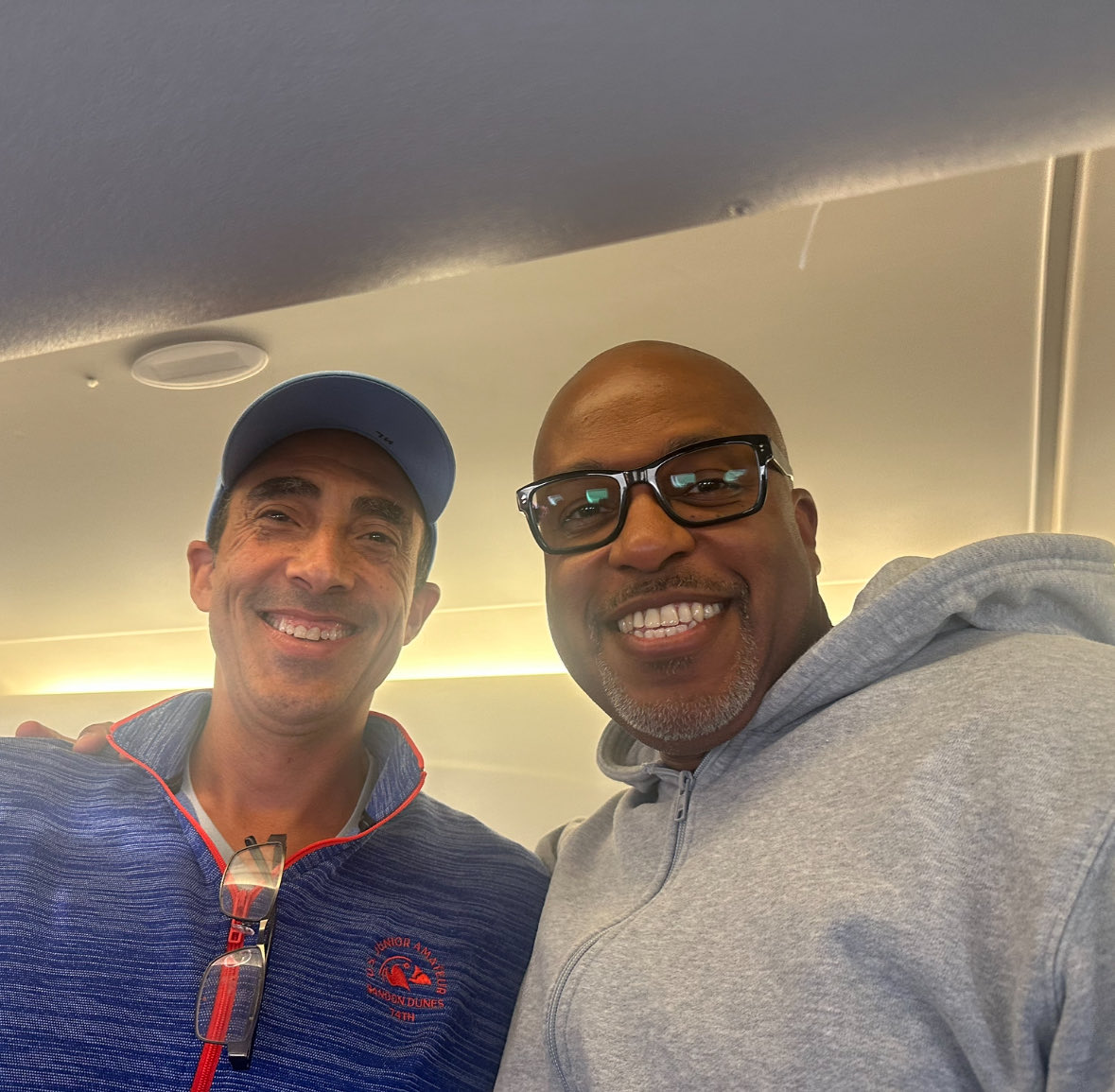 Never know who you are going to run into on a flight, and it so happens that today I ran into friend, ⁦<a href="/BurkeSchoolDC/">Edmund Burke School</a>⁩ teacher &amp; ⁦⁦<a href="/STASchoolDC/">St. Albans School</a>⁩ ⁦<a href="/sta_athletics_/">St. Albans School Athletics</a>⁩ ⁦<a href="/_stabasketball_/">St Albans Basketball</a>⁩ legend Brian Bobo ⭐️