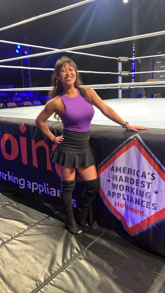 LindaKay22's tweet image. 💜💜💜

#ringannouncer #commentator #interviewer #host 🎤 

• LovelyLindaKay.com •