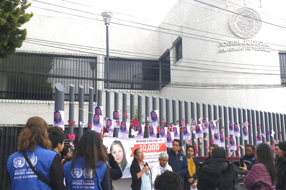 Tras terminar la audiencia de derecho en el caso de Keren Selsy Ordoñez, sus familiares y  organizaciones acompañantes realizan un acto afuera del juzgado penal en Apizaco #Tlaxcala, para exigir #LibertadParaKeren

También llaman a firmar la petición en <a href="/Change_Mex/">Change.org México</a> 
 👇