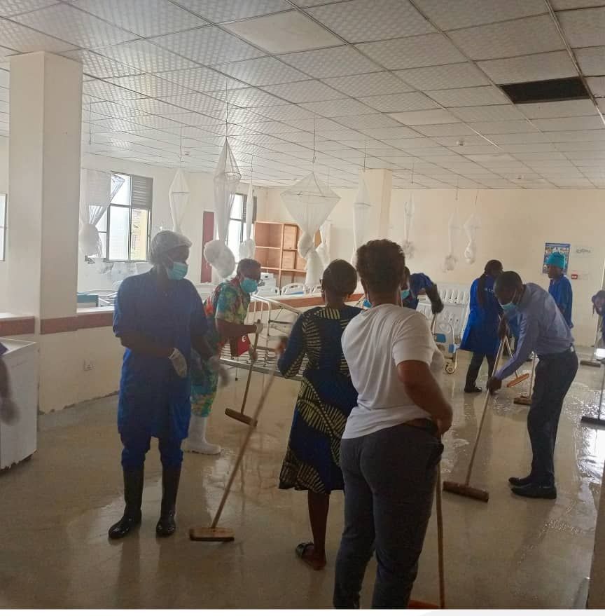 NyanzaHospital's tweet photo. Ku gicamunsi cyo kuri uyu wa gatanu, abakozi b’#ibitaro bya Nyanza bakoze #umuganda rusange usoza uku kwezi kwa Nzeri 2024 ukaba wakorewe mu bitaro.
Basukuye bimwe mu bikoresho byifashishwa n'abarwayi ndetse n'abaganga no gusukura bimwe mu bice by'inyubako yakirirwamo ababyeyi. https://t.co/Po6IZs6n71