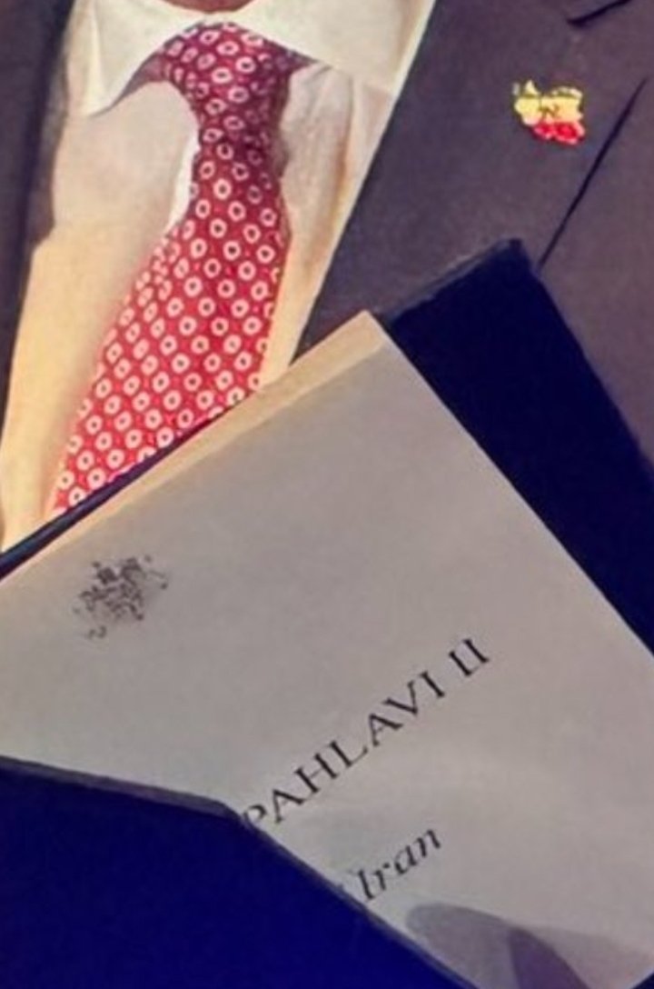 بنویسید در کتاب‌های تاریخ
که مردی یه عمر جنگید. نه تنها ناامید نشد بلکه #امید_ایران شد
جلو جهان ایستاد و برای مردمش #رضاشاه_دوم‌ شد
#KingRezaPahlavi