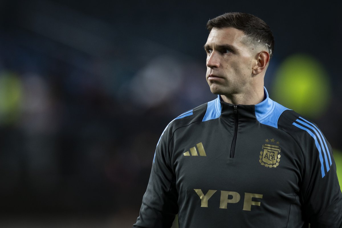 ATENCIÓN! Dibu Martínez 🇦🇷 será sancionado con dos fechas de suspensión en las Eliminatorias Sudamericanas por el episodio con el camarógrafo en Colombia y por su gesto con la Copa América tras el partido ante Chile.