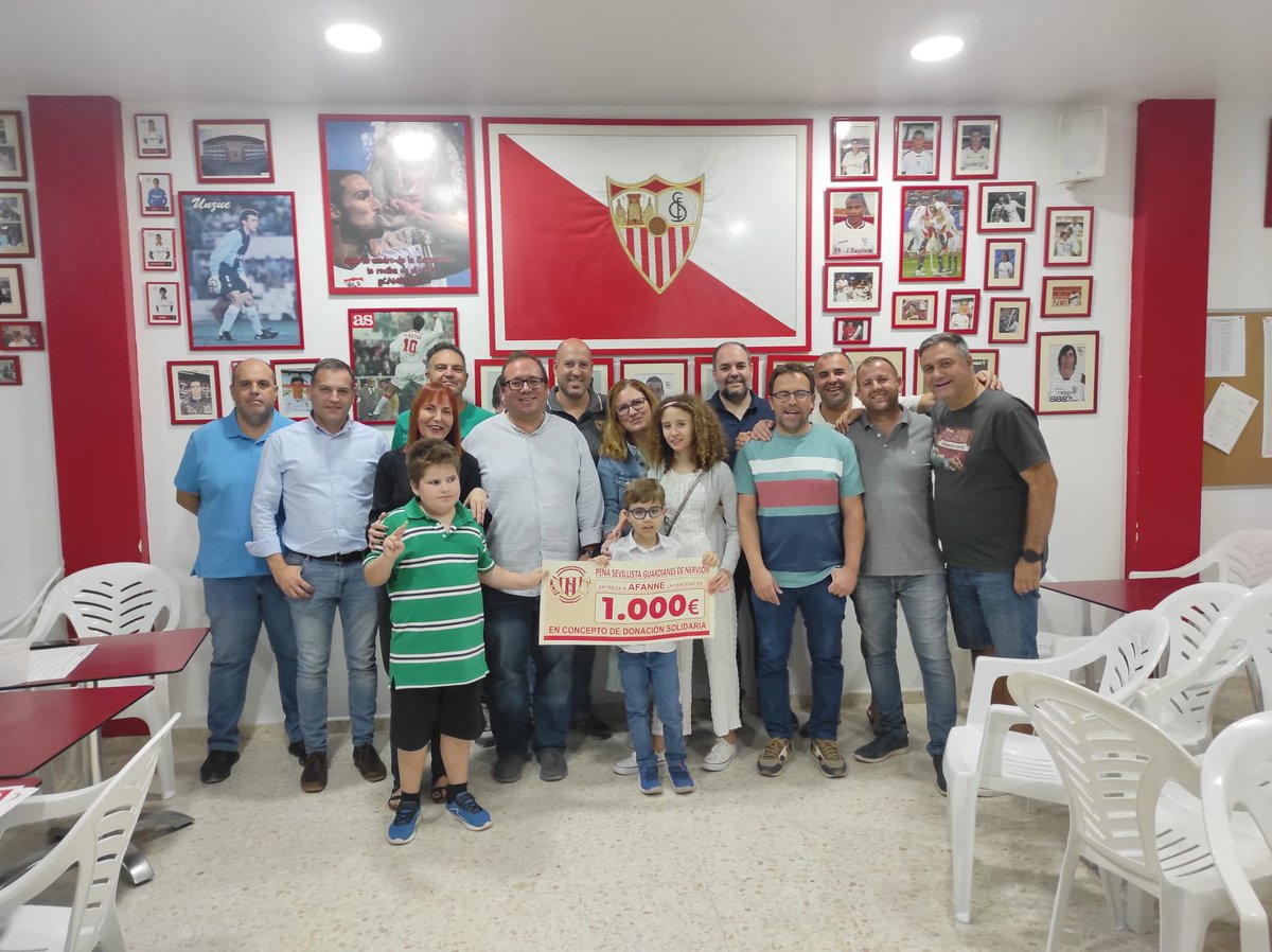 Hoy nuestra Peña ha entregado a AFANNE la donación conseguida en el aperitivo solidario del martes de feria. Gracias a todos los socios.