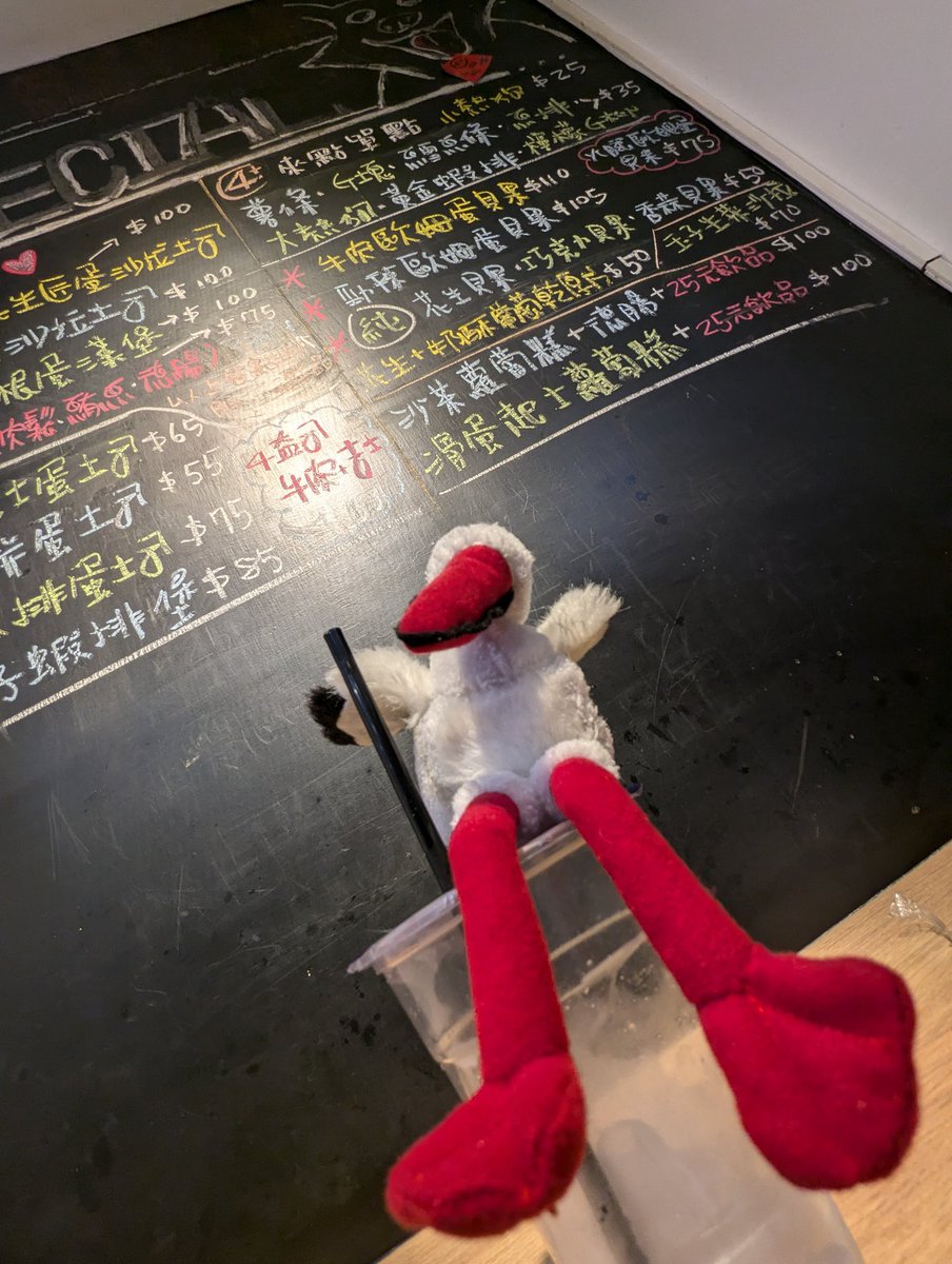 Gertrude a posé ses bagages à l'hotel et chill un peu en prenant un petit dejeuner ☺️
