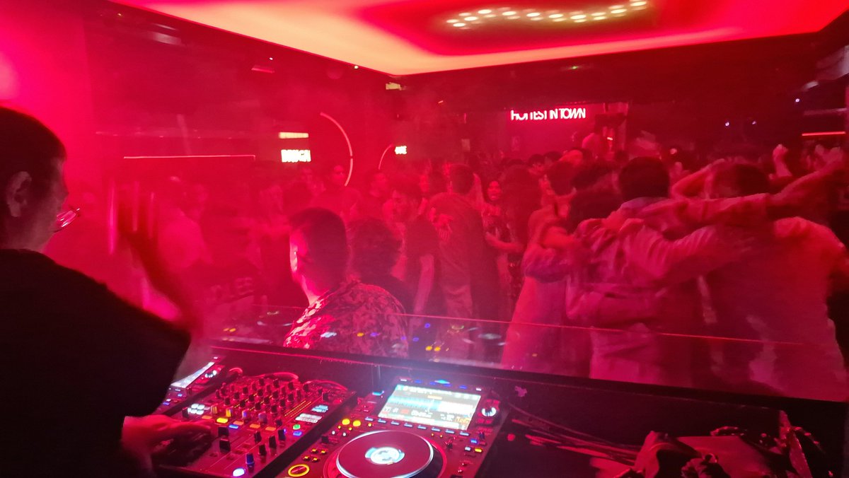 maadraassoo's tweet photo. Listos para el cierre de @playclubvlc , un servidor y @liiiitt ! #playclubrules #playclub #MusicObsessions https://t.co/fAY3Mm8RwJ