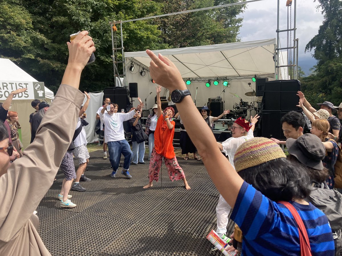 barclaret's tweet photo. ONIさん、朝イチから楽しい!!
#ringofes #りんご音楽祭 https://t.co/9RJit3VCLJ