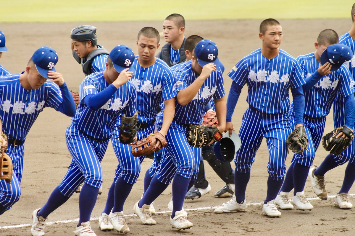 青藍泰斗の新ユニフォーム 青は帽子とほぼ同色。写真で見るよりも