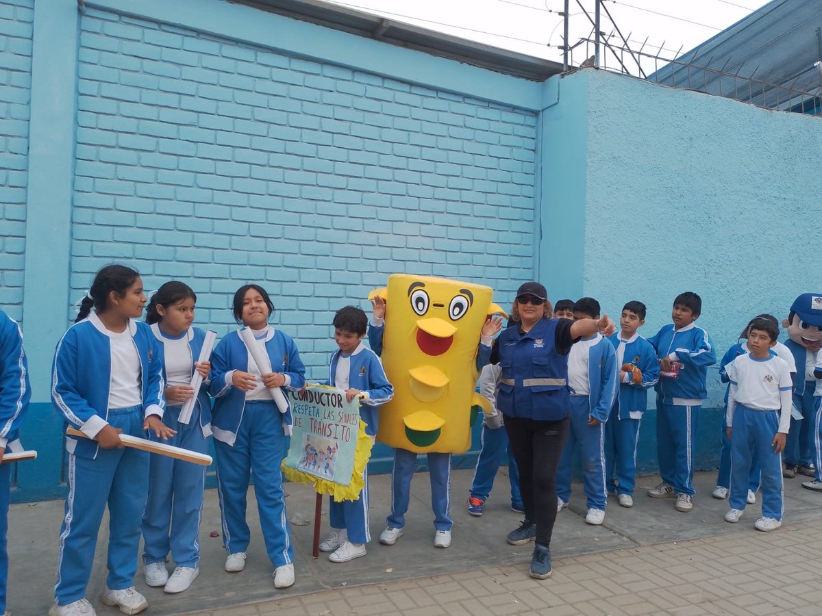 MPT_Trujillo's tweet photo. La Subgerencia de Seguridad Vial, junto a docentes y estudiantes de la I.E. Liceo Trujillo, realizó una campaña para concientizar a peatones y conductores sobre el uso responsable de la vía pública y la prevención de accidentes. 🚧🚸
#TrujilloAvanza
#MarioReyna
Alcalde. https://t.co/iH61kSNHdA