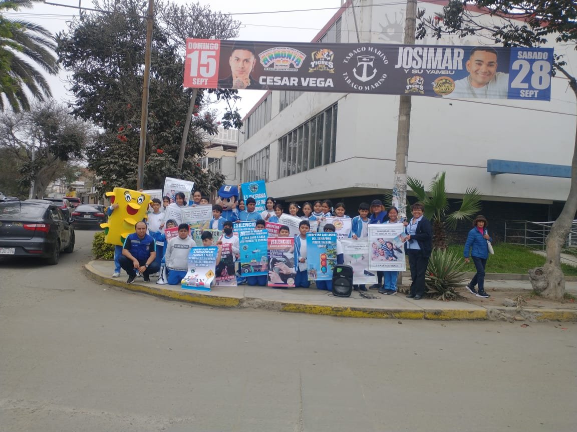 MPT_Trujillo's tweet photo. La Subgerencia de Seguridad Vial, junto a docentes y estudiantes de la I.E. Liceo Trujillo, realizó una campaña para concientizar a peatones y conductores sobre el uso responsable de la vía pública y la prevención de accidentes. 🚧🚸
#TrujilloAvanza
#MarioReyna
Alcalde. https://t.co/iH61kSNHdA