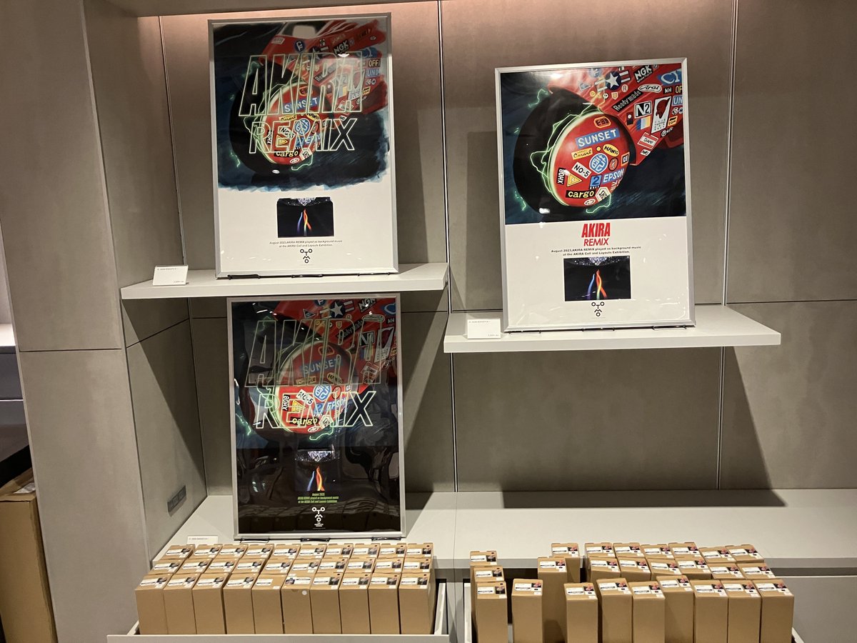 渋谷TSUTAYA地下一階AKIRA remixポップアップストア初日、こんな感じで
