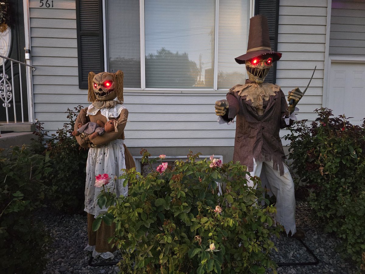 Woo.. ready for Halloween! I will have fog around the scarecrows and cemetery on Halloween.