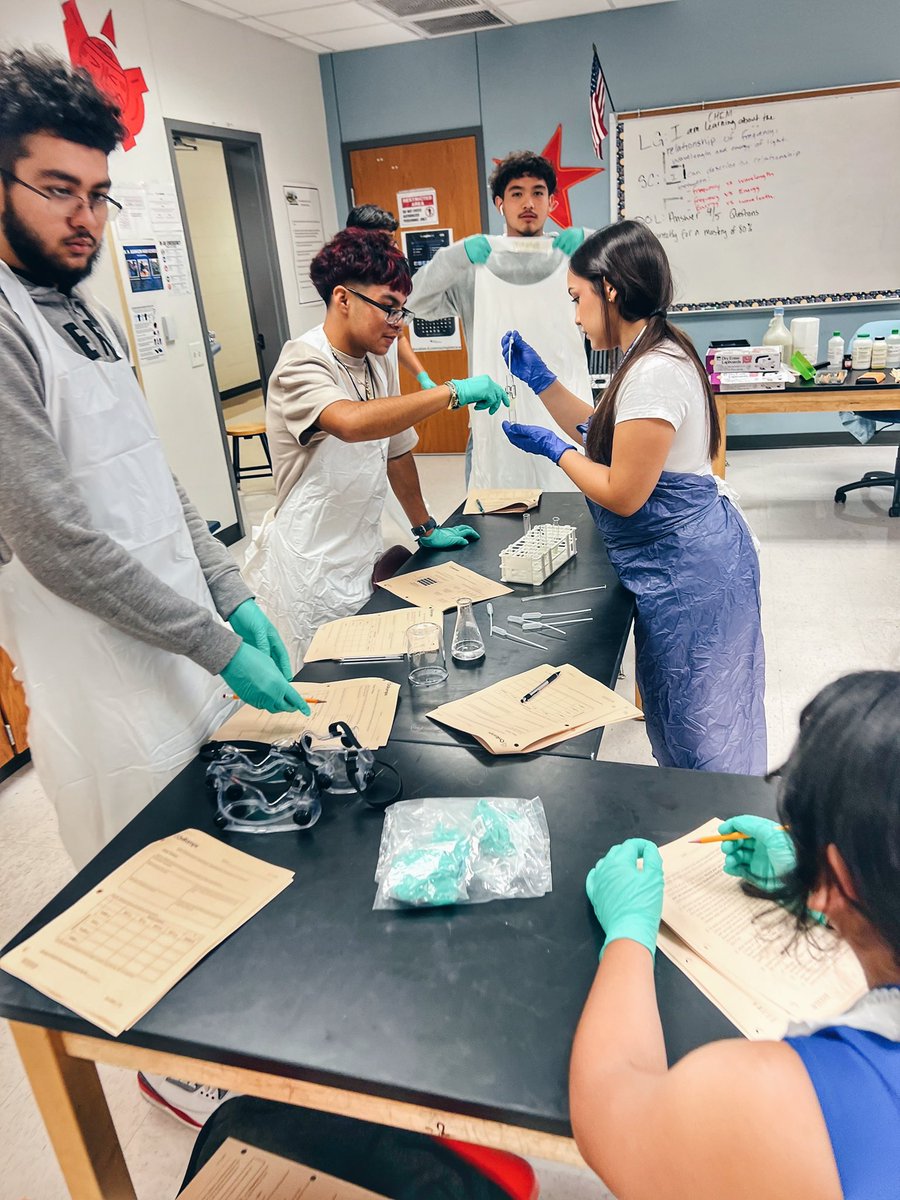 Chemistry OnRamps students love labs! 🥼 🧪 🧫  
#GoLeopards