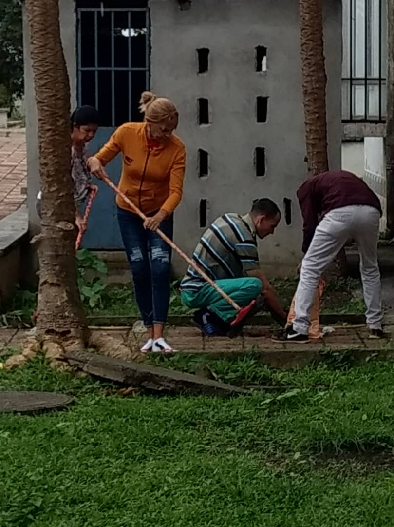 Los profesores de la Brigada Educativa en Mongomo realizan actividades de higienización en el Condominio y los alrededores en saludo al 28 de septiembre. ¡Y van por más! Encuentro deportivo y debate sobre el papel de los  #CDR en #Cuba. <a href="/cdr_cuba/">CDR de Cuba</a> <a href="/GHNordelo5/">Gerardo Hdez. Nordelo</a> <a href="/cubaeduca/">Portal Educativo</a>