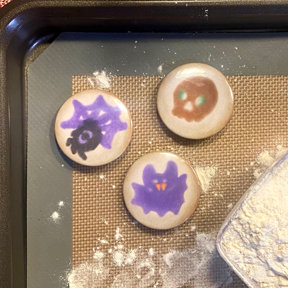 mantodeamarket's tweet photo. If you’re enjoying those spooky sugar cookies right about now, check out these designs we made! Available as 44mm button pins 🎃 https://t.co/jAR58jtdAP