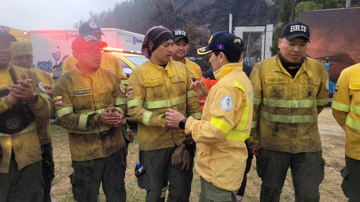 BomberosQuito's tweet photo. 💪 #GRACIAS | Queremos expresar nuestro más sincero agradecimiento a Bomberos Riobamba y Lago Agrio quienes a esta hora inician su proceso de desmovilización del apoyo que nos brindaron para combatir los incendios forestales.

👨‍🚒 Su valentía y dedicación han sido fundamentales para proteger nuestra naturaleza y comunidad.

#SalvamosVidas #PrimeraZonaBomberil
