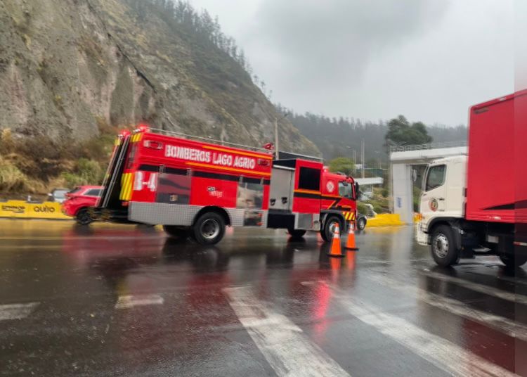 BomberosQuito's tweet photo. 💪 #GRACIAS | Queremos expresar nuestro más sincero agradecimiento a Bomberos Riobamba y Lago Agrio quienes a esta hora inician su proceso de desmovilización del apoyo que nos brindaron para combatir los incendios forestales.

👨‍🚒 Su valentía y dedicación han sido fundamentales para proteger nuestra naturaleza y comunidad.

#SalvamosVidas #PrimeraZonaBomberil