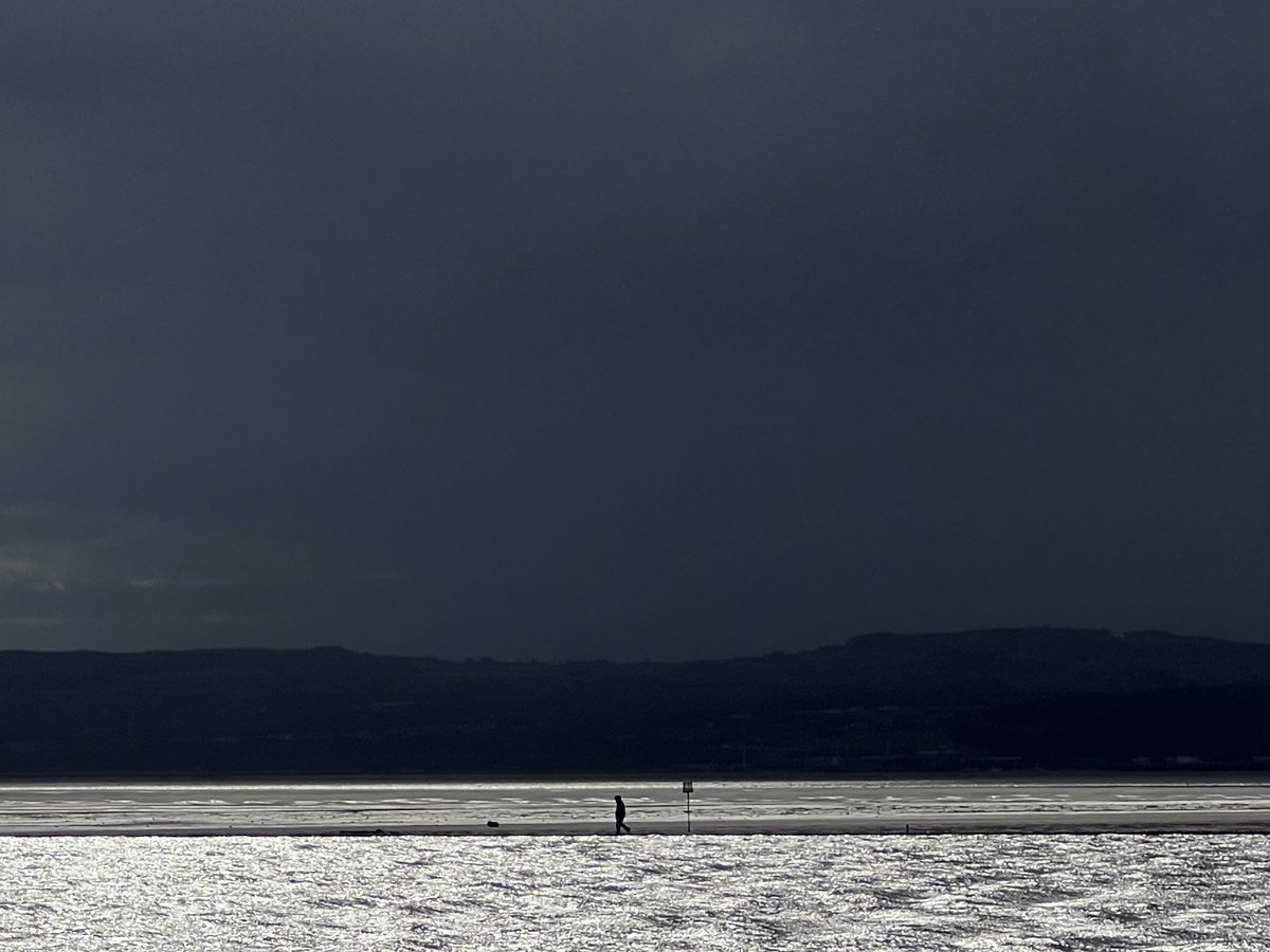 Looking gloomy over the Dee to Wales 🏴󠁧󠁢󠁷󠁬󠁳󠁿 #StormHour