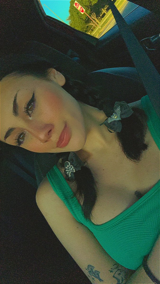 WowDelicia's tweet photo. a face &amp; taste update💋🎧 https://t.co/BiWZS3pXrq