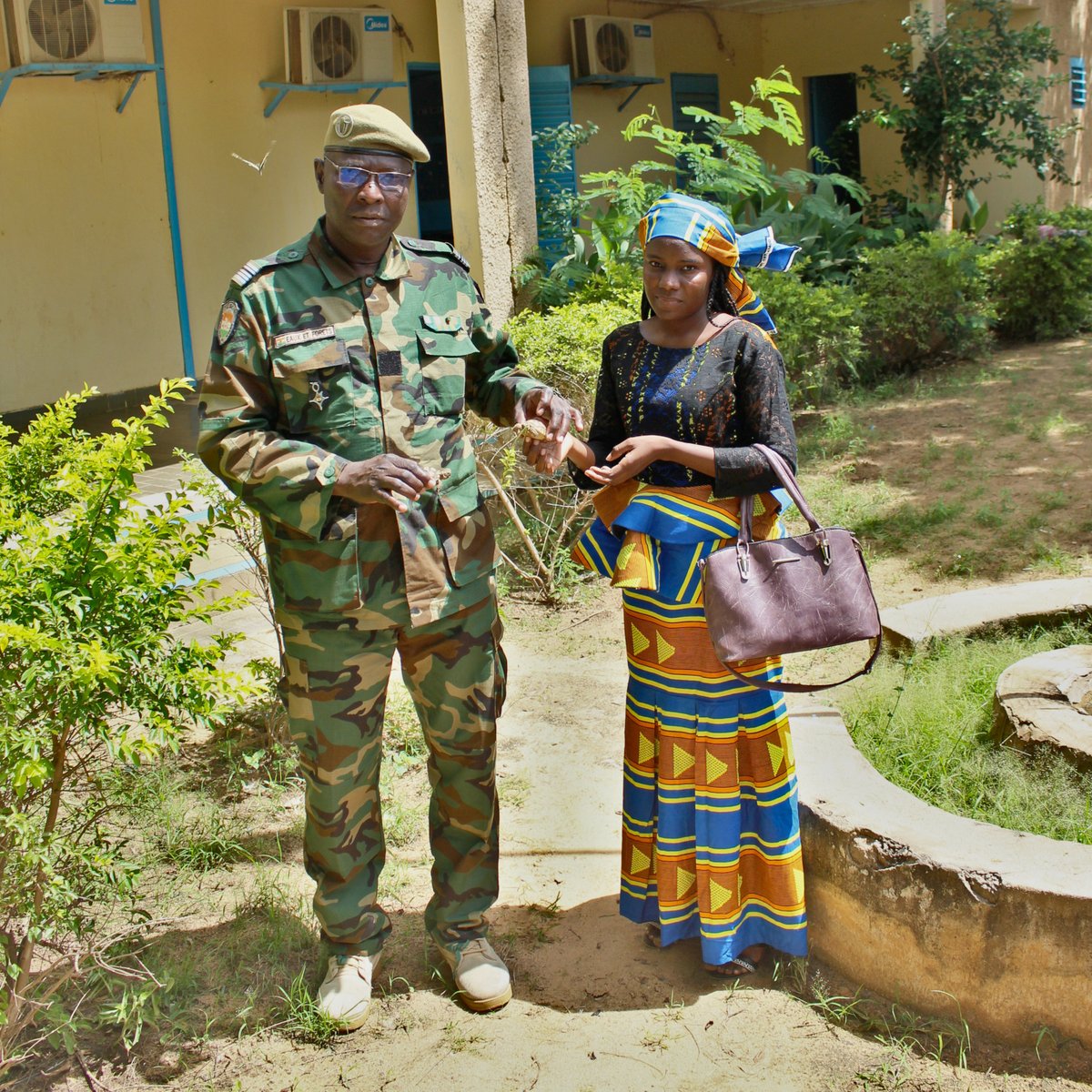 Mardi, le 24 septembre 2024, Sahara Sahel Foods a remis deux bébés tortues de l'espèce Centrochelys sulcata à la direction régionale de l'environnement de Zinder. Il s'agit de tortues éclos dans l'arboretum de SSF de Zinder lors du début de la saison hivernale de cette année.
1/2