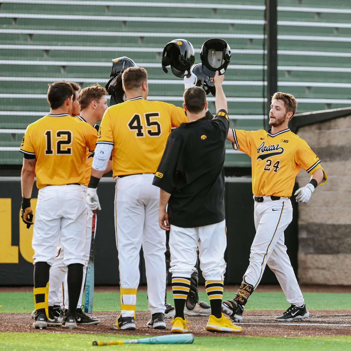 Welcome back Mitch Wood! 

A three-run blast to left for the #Hawkeyes 

E8 | Iowa 7, Mississauga 0