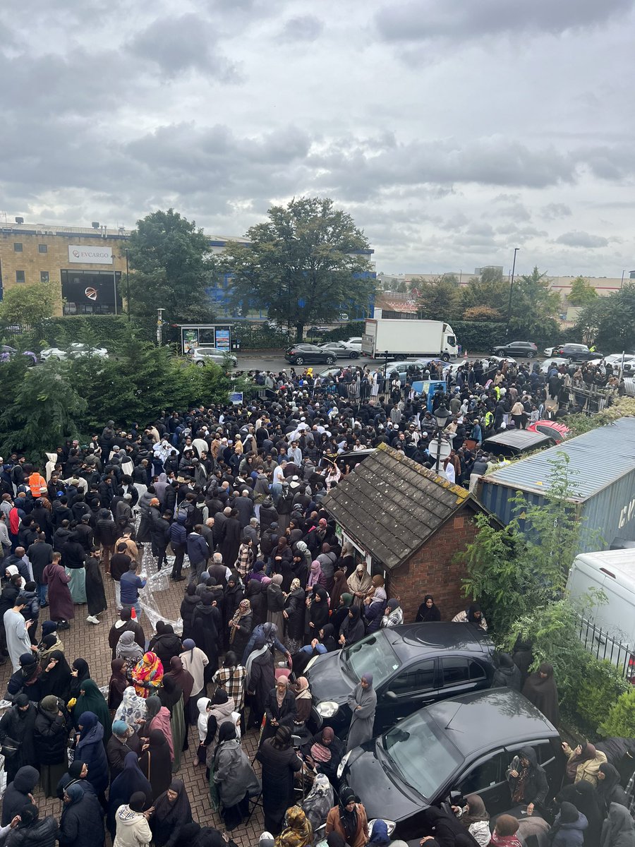 DrAbdiissa011's tweet photo. I joined a large gathering of mourners for the funeral of mother our Sheikh, Yahya Al Rabaay @YahyaRaaby , at Darusalam Masjid in London. Indeed, to Allah we belong and to Him we shall return. Ina lillahi wa inna ilayhi raji'un. https://t.co/9TVsAYQi0o