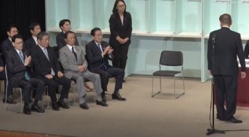 nonbirimanabo's tweet photo. 【国民の声】「ひどい態度」「大人げない」麻生太郎　“犬猿の仲”石破茂の“勝利宣言”後の「あからさまな対応」に批判続出

麻生さん、大人気ないよ
決戦投票で負けたんだから受け入れろよ
石破ショックより自民党議員にこんな酷い態度をとる政治家がいるのが残念すぎる。
日本の為に早く辞めて下さい。 https://t.co/5sYcYS2YgD