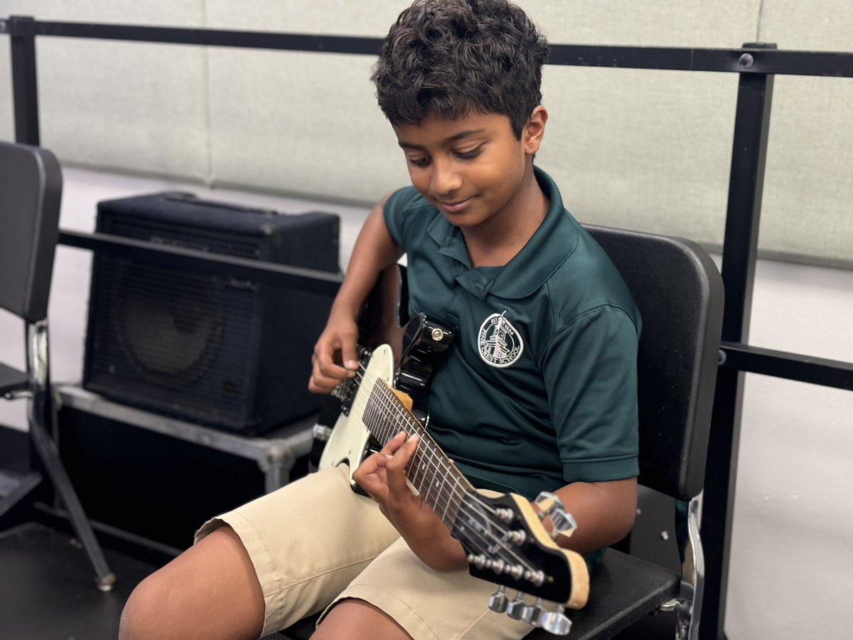 PineCrestArts's tweet image. Lower School #PCRockBand is jamming on a new tune! Do you think you know what song they’re practicing? Reply with your guess! 🎸🥁🎤#PCFineArts