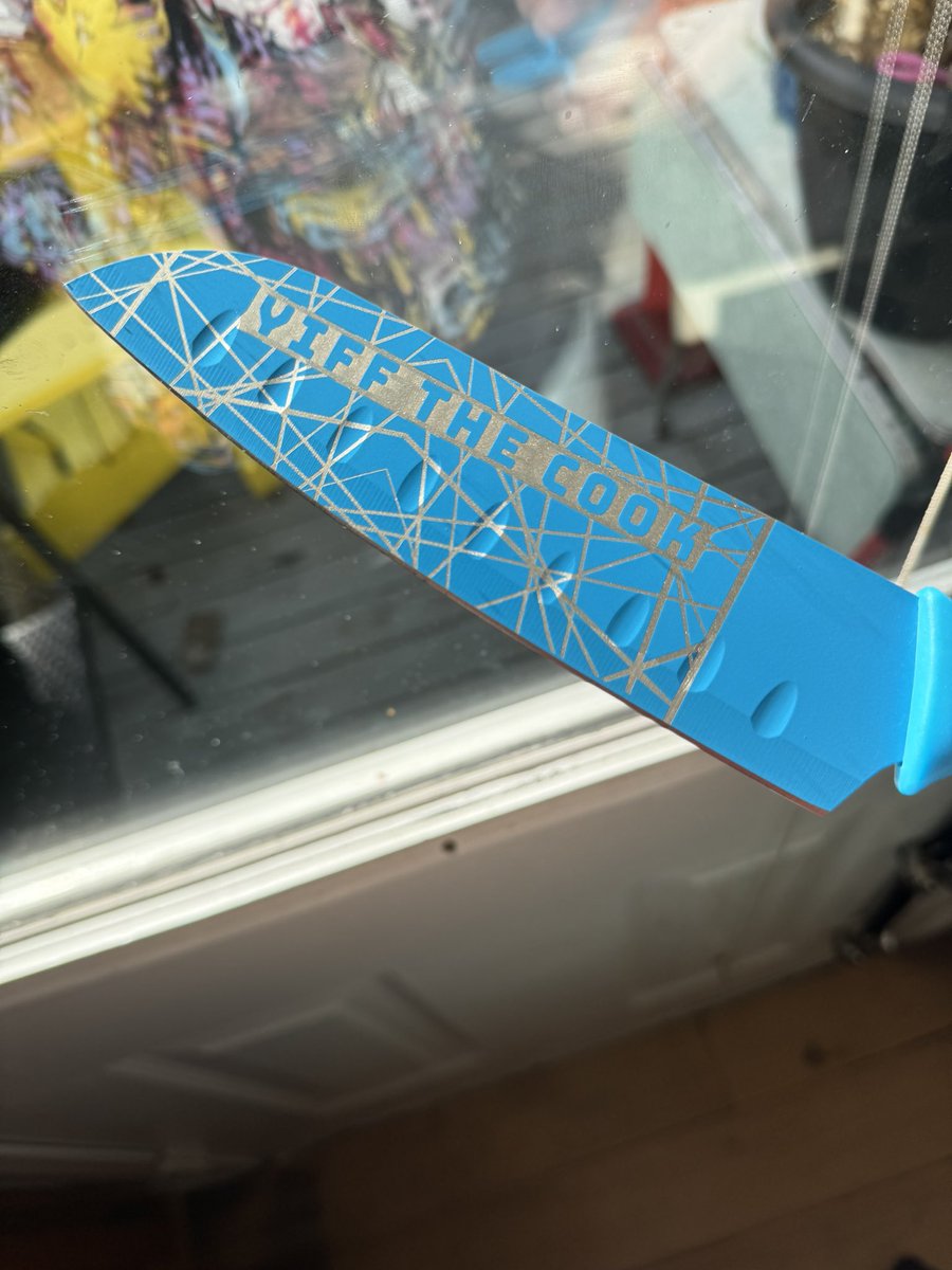 IncSabermowtain's tweet photo. Started laser engraving some knives to sell at an upcoming con :] https://t.co/0Un62NHGaZ
