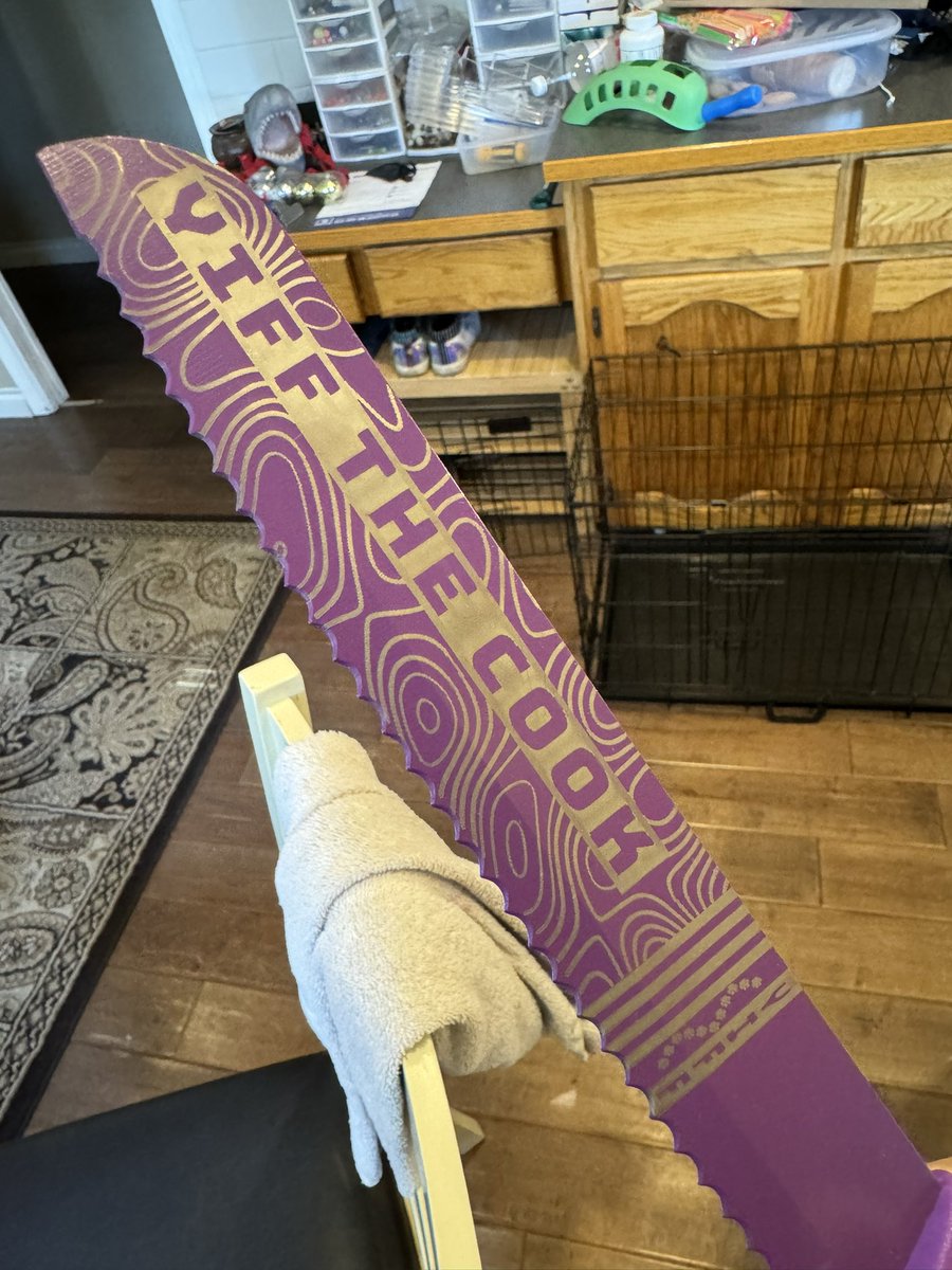 IncSabermowtain's tweet photo. Started laser engraving some knives to sell at an upcoming con :] https://t.co/0Un62NHGaZ