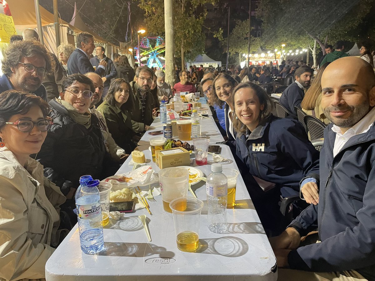 PSOE_Chamartin's tweet photo. Segundo día de fiestas. 

Muchas gracias a nuestra Portavoz  municipal  @MarotoReyes

A nuestra Secretaria General @MercedesDS21 

Y a los compañeros #BorjaFrias #VicenteMontávez #ElenaMarín @rob_gonzlez @mariacasoes https://t.co/nFgXJhMbNy