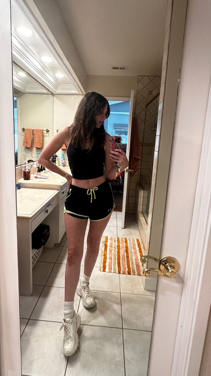 pl_anet1's tweet image. six workouts later ✨