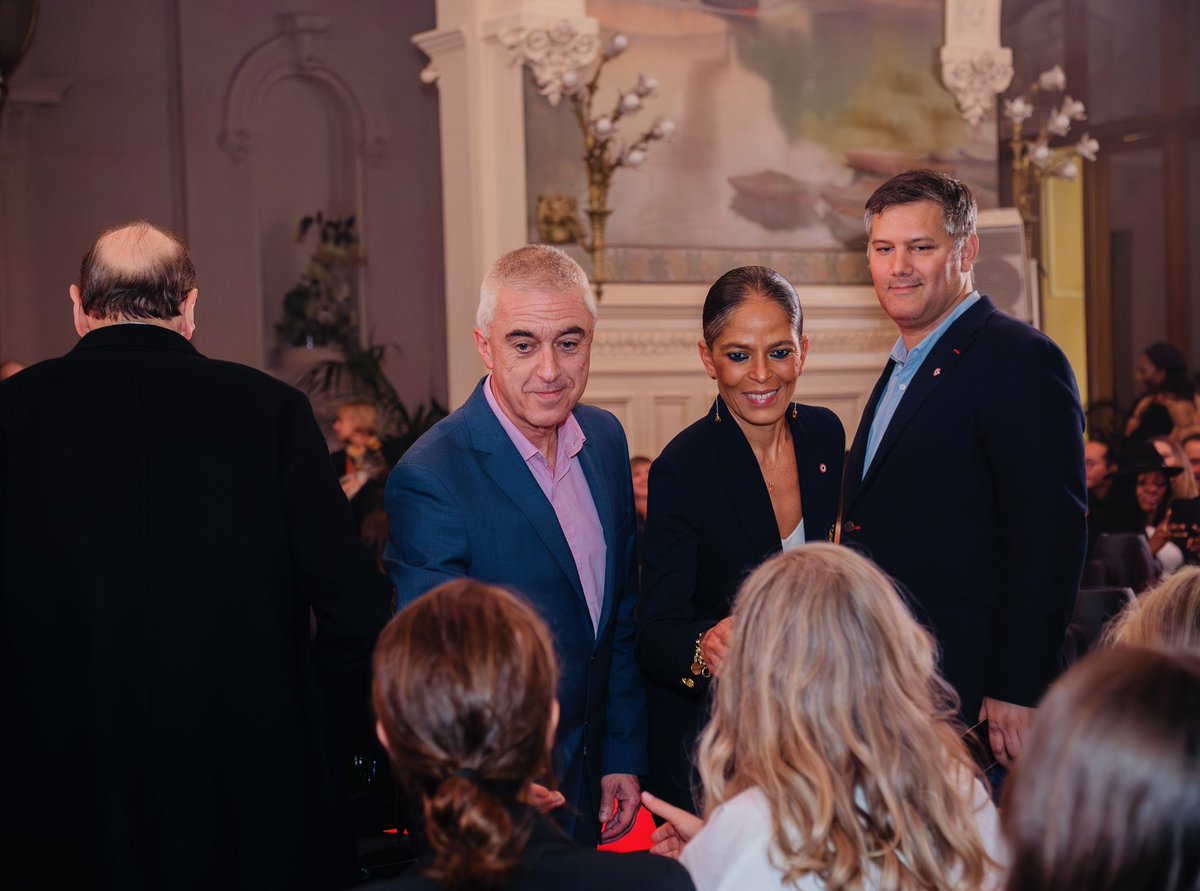 Fashion week In Asnieres 

Retour en images sur la semaine de la fashion. Hier soir s'est déroulé le défilé de mode du créateur Simahiro Couture.  
Merci à Monsieur Manuel Aeschlimann de mettre en lumière les créateurs.