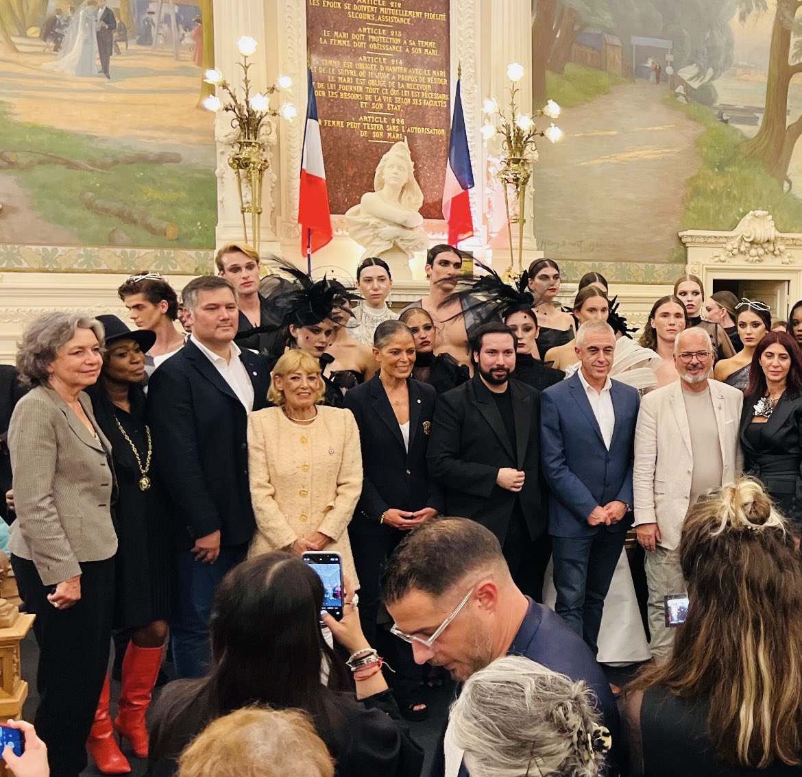 Fashion Week in Asnieres jour ll.
Le créateur Eddie Corps a sublimé notre belle et magnifique salle des mariages, parée de rouge.  
Une histoire racontée à travers ses tenues.